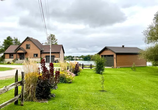 Maison à vendre - 188 Ch. de la Presqu'île, Lac-Saint-Paul, J0W 1K0