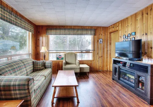 Maison à vendre - 50 Ch. de la Plage, Lac-Saguay, J0W 1L0