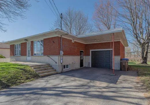 Maison à vendre - 447 Rue St-Joseph, Mont-Saint-Grégoire, J0J 1K0