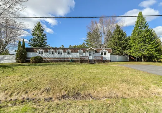 Two or more stories for sale - 26 Rue Joyce, Saint-Jean-sur-Richelieu, J2X5P1