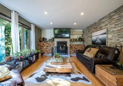 Maison à vendre - 104-106 Ch. des Perles, Saint-Sauveur, J0R 1R2