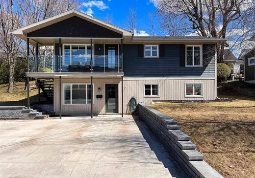 Bungalow for sale - 119 Rue St-Louis, Warwick, J0A1M0