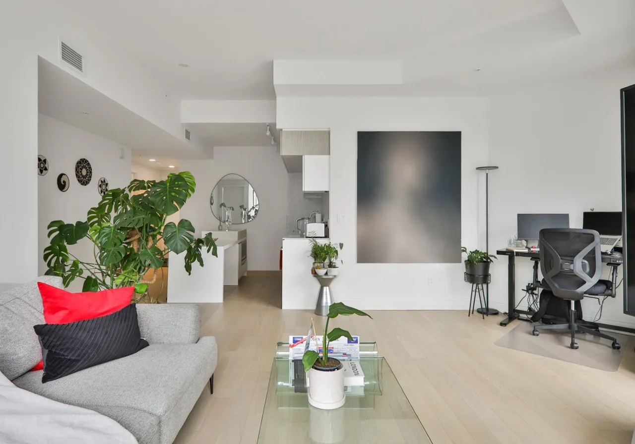 1288 Rue St-Antoine O. — photo 2