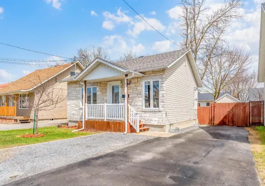 Maison à étages à vendre - 19 Rue Laurier, Salaberry-de-Valleyfield, J6S4S7