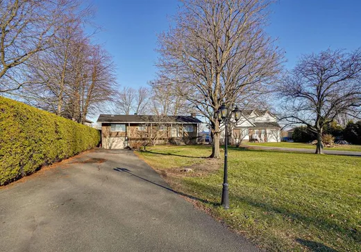 Maison à vendre - 10275 Boul. des Mille-Îles, Laval (Saint-François), H7A 4C6