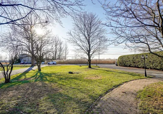 Maison à vendre - 10275 Boul. des Mille-Îles, Laval (Saint-François), H7A 4C6