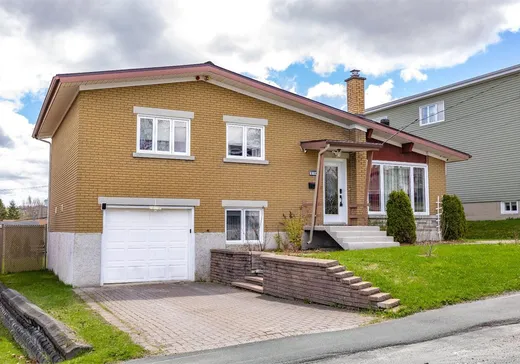 House for sale - 214 Rue St-Louis, Val des Sources, J1T 3E7