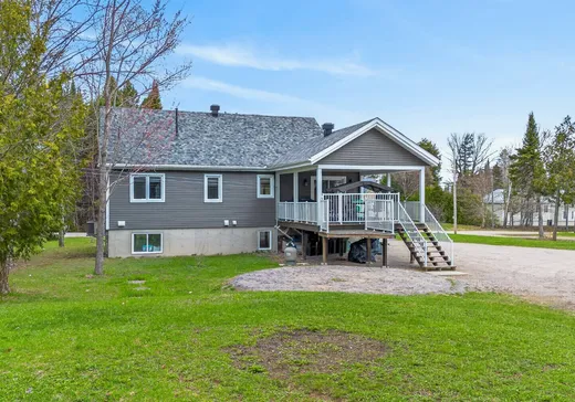 House for sale - 613 Rue des Glaïeuls, Mont-Laurier, J9L 3G3