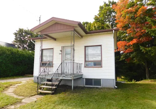 Maison à vendre - 3105 Rue Laval, Lac-Mégantic, G6B 1A5