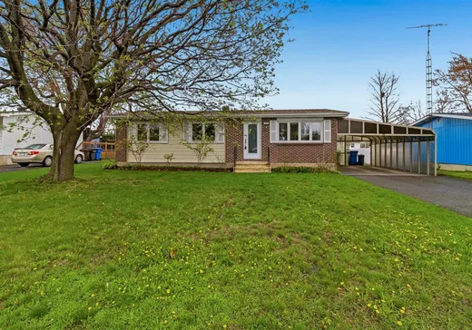 Bungalow à vendre - 477 Rue Simonds S., Granby, J2J1B9