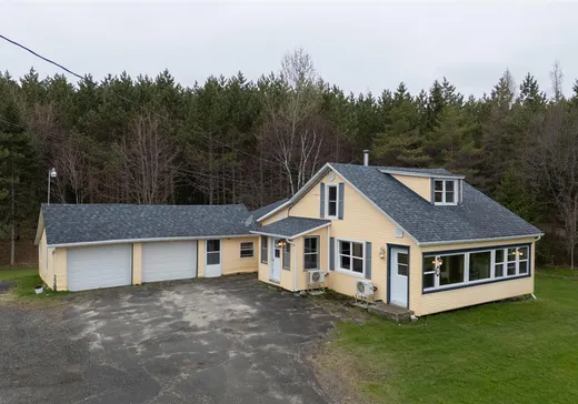 Two or more stories for sale - 422 Route 161, Saints-Martyrs-Canadiens, G0P1A1