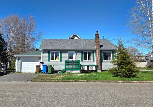 Maison à étages à vendre - 300 Rue Ste-Thérèse, Matane, G4W2T8