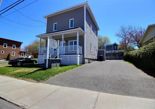Maison à étages à vendre - 869-869A Rue Commerciale N., Témiscouata-sur-le-Lac, G0L1E0