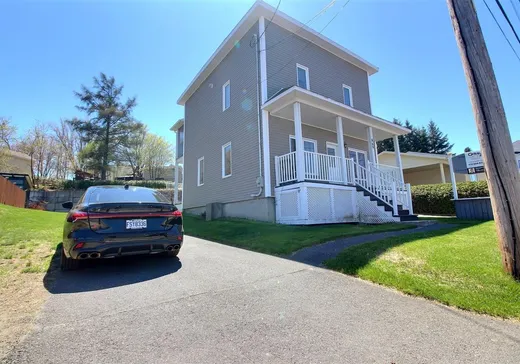 Maison à vendre - 869-869A Rue Commerciale N., Témiscouata-sur-le-Lac, G0L 1E0
