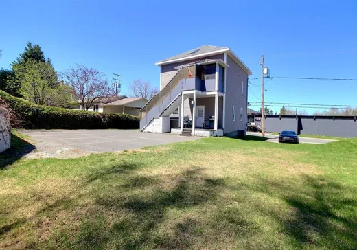 Maison à vendre - 869-869A Rue Commerciale N., Témiscouata-sur-le-Lac, G0L 1E0