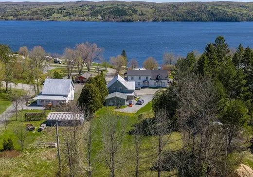 Un étage et demi à vendre - 2516 Rue Commerciale S., Témiscouata-sur-le-Lac, G0L1X0
