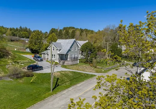 Maison à vendre - 2516 Rue Commerciale S., Témiscouata-sur-le-Lac, G0L 1X0