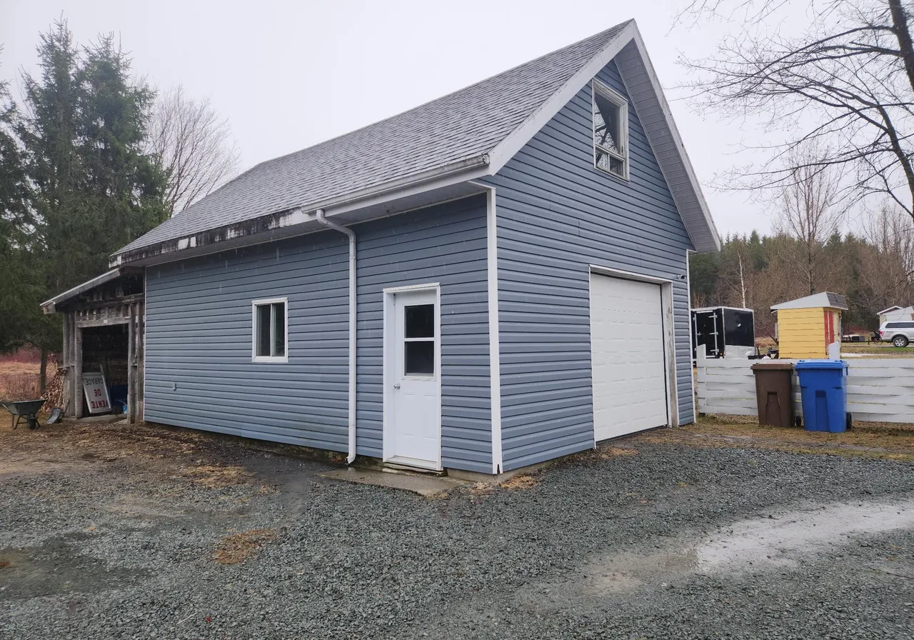 385 Av. Centrale — photo 3