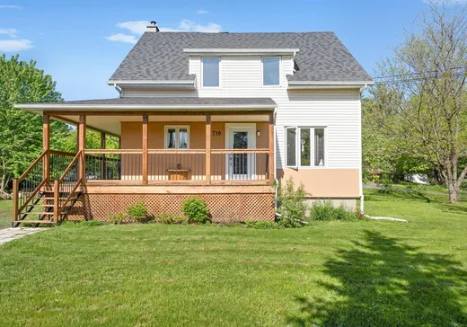 Two or more stories for sale - 710 Rue Principale, Daveluyville, G0Z1C0