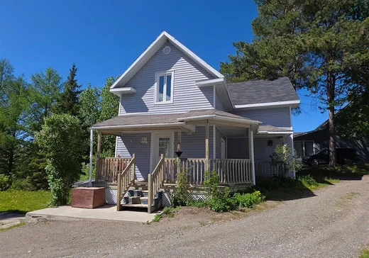 Un étage et demi à vendre - 54 Rue St-Joseph N., Témiscouata-sur-le-Lac, G0L2B0