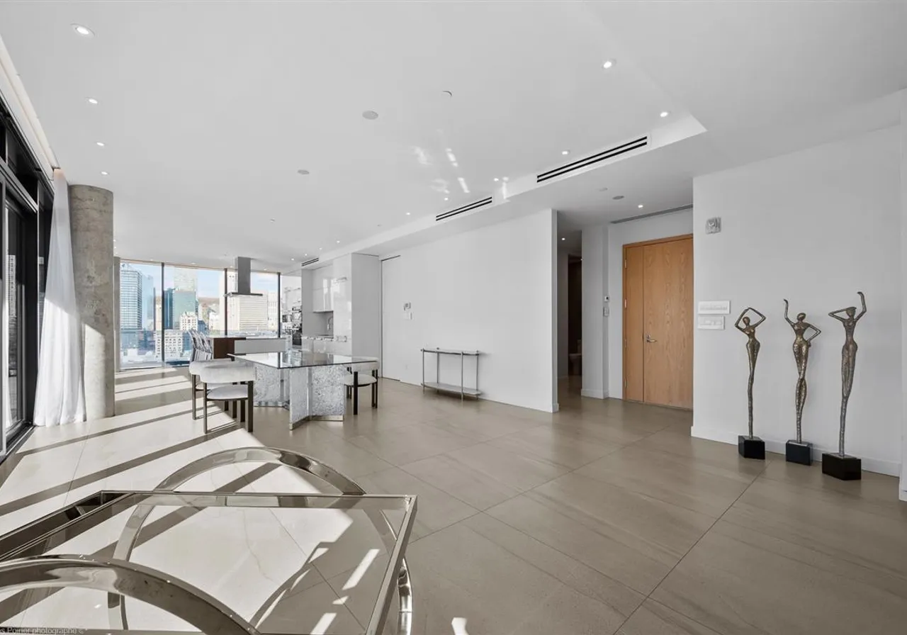 242 Rue Young, App. PH1802 — photo 2