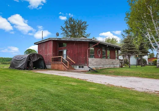 House for sale - 48 Rue St-Joseph, Gracefield, J0X 1W0