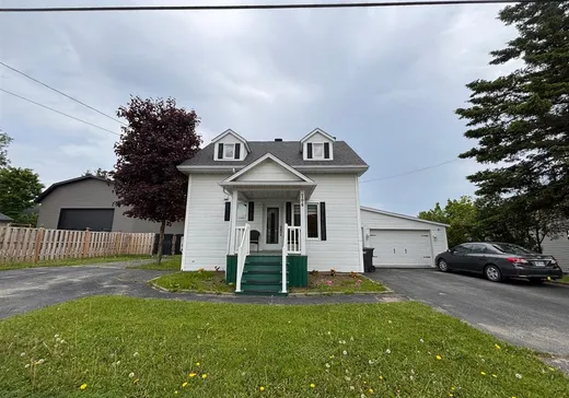 Un étage et demi à vendre - 206 Rue Principale, St-Cyprien-de-Temiscouata, G0L2P0