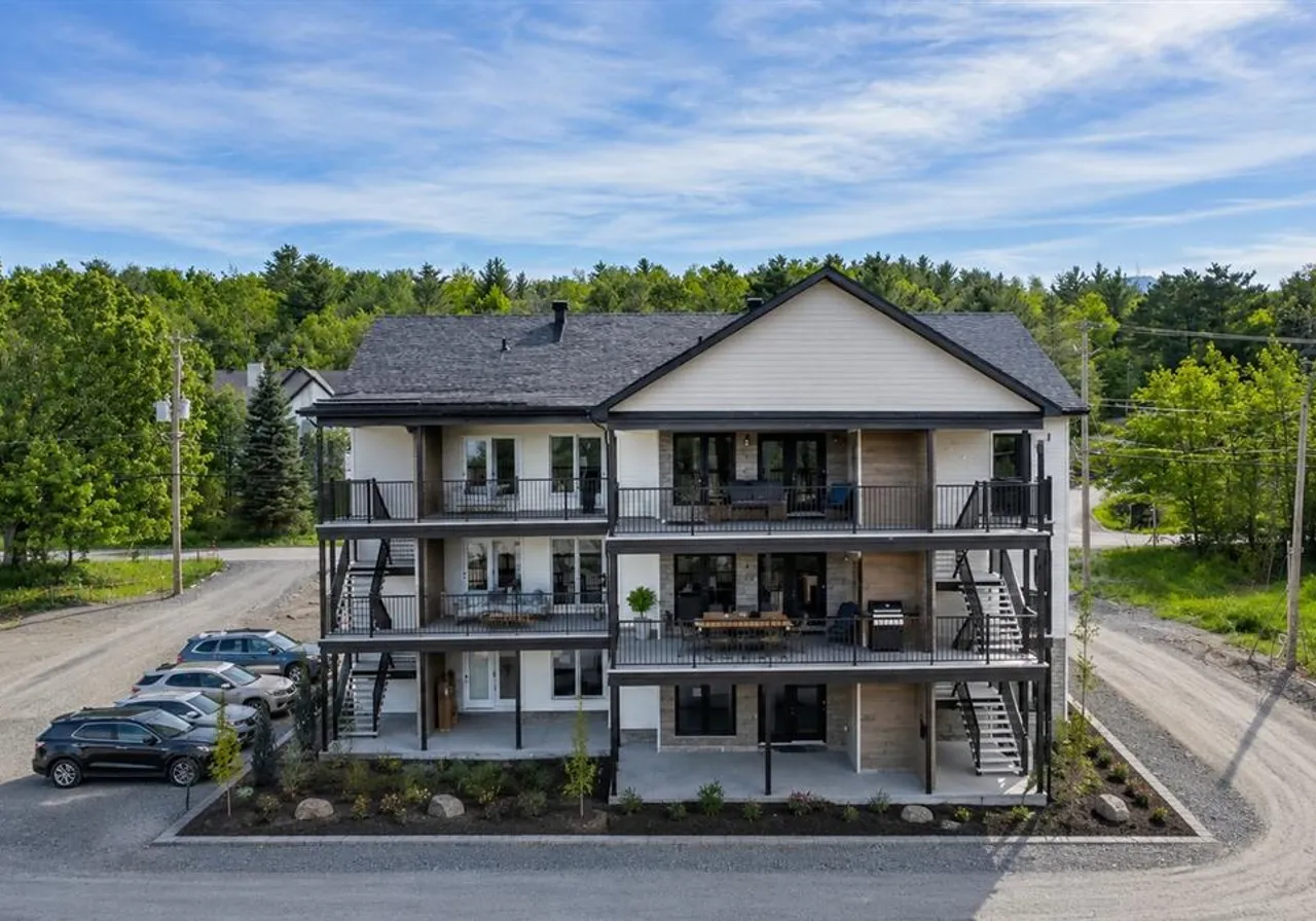 1196 Ch. de la Montagne, App. 202 — photo 3