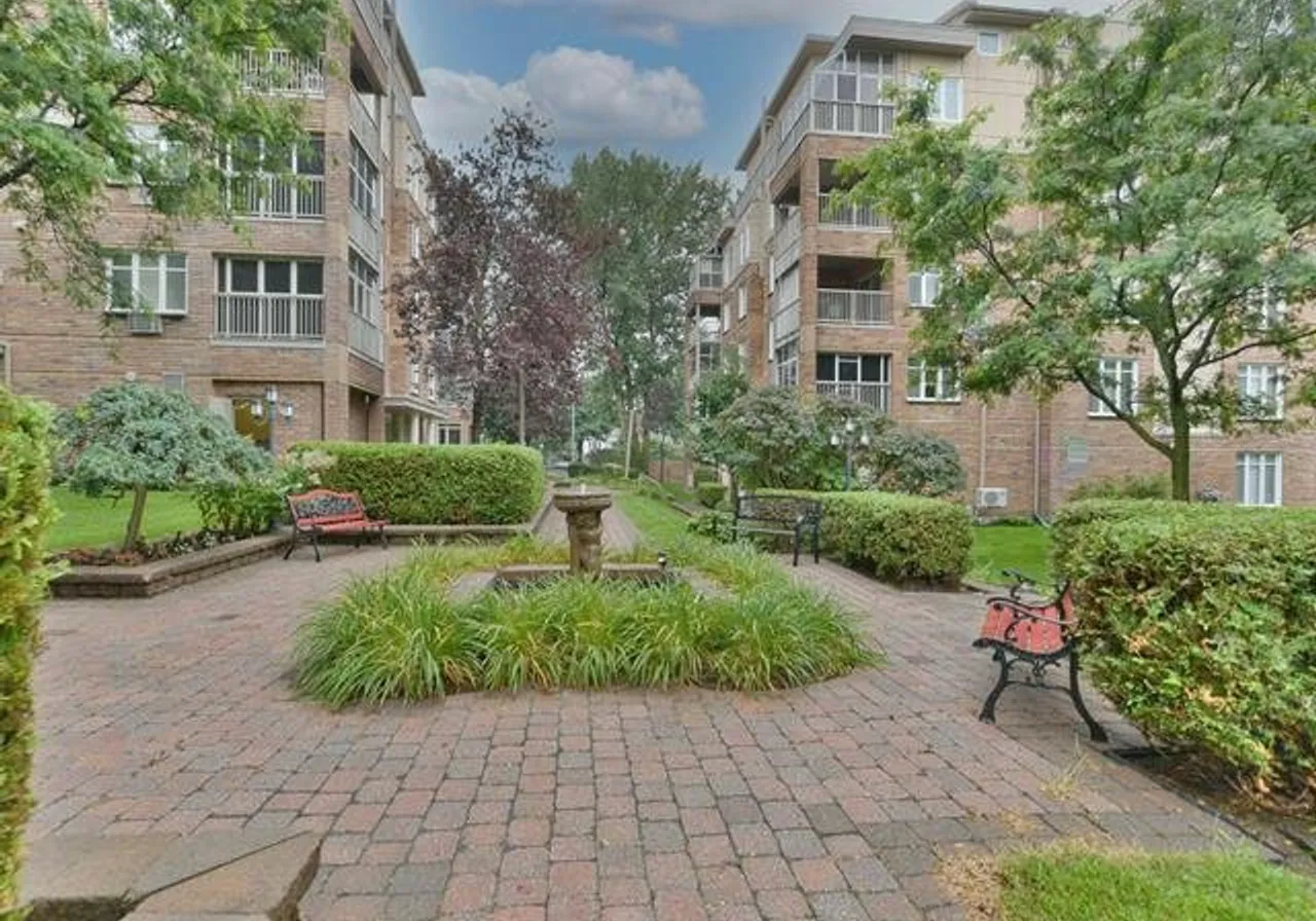 2455 Boul. St-Martin E. — photo 1