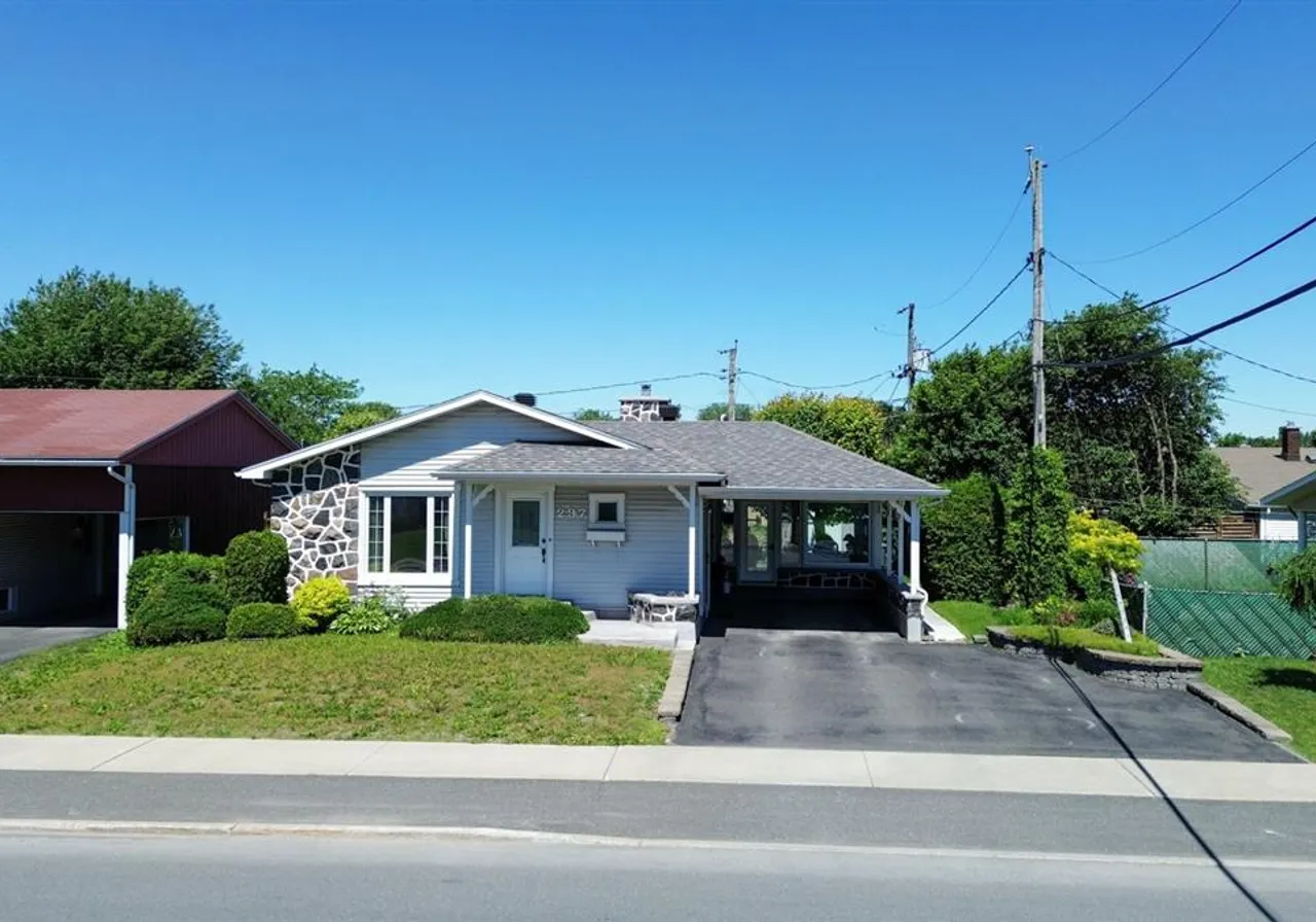 297 Rue St-Damase — photo 1