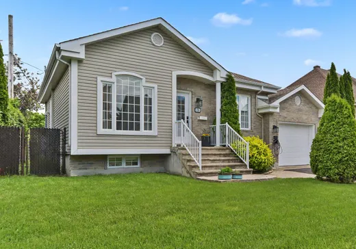 House for sale - 205 Rue Ste-Marie, Sainte-Marthe-sur-le-Lac, J0N 1P0