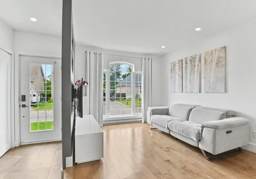 House for sale - 205 Rue Ste-Marie, Sainte-Marthe-sur-le-Lac, J0N 1P0