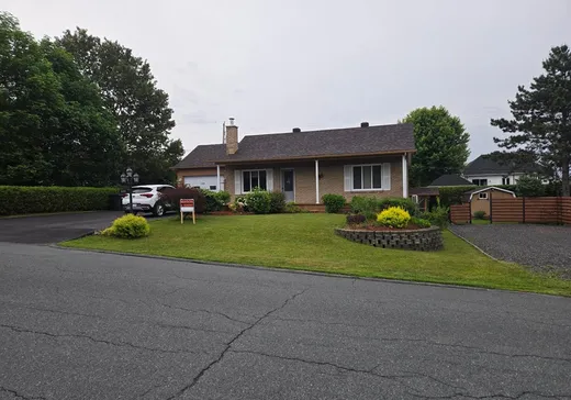 Bungalow à vendre - 680 166e Rue, Montréal (Centreville), G5Y5H1
