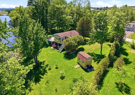 Bungalow à vendre - 335 Rue du Bord-de-l'Eau, Ste-Catherine-De-Hatley, J0B1W0