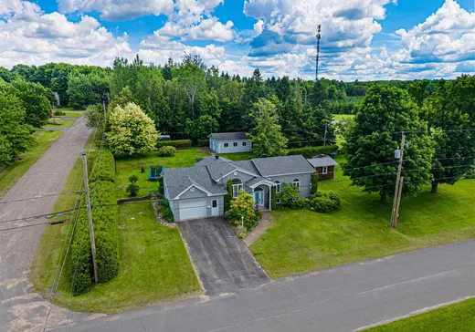 House for sale - 13 Rue Pinard, Danville, J1T 4H3