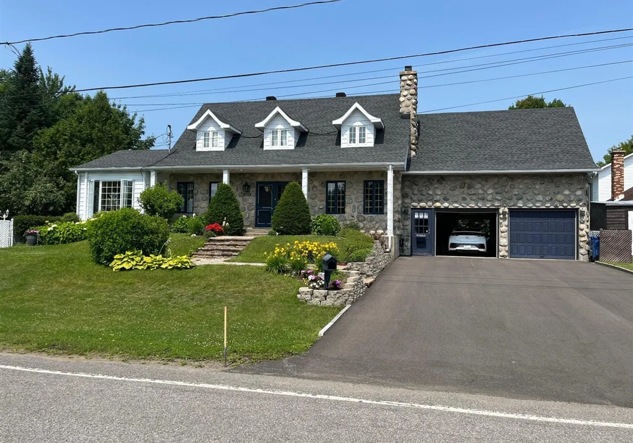 621 Boul. Robitaille — photo 1