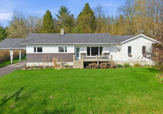 Bungalow à vendre - 705 Av. Principale, St-Malachie, G0R3N0