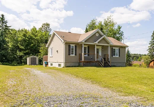 Maison à vendre - 300 Rue du Ruisseau, Lac-Mégantic, G0Y 1E0