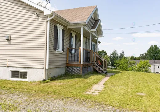 Maison à vendre - 300 Rue du Ruisseau, Lac-Mégantic, G0Y 1E0