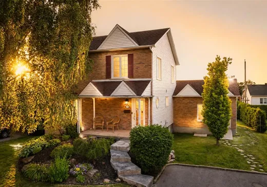Maison à étages à vendre - 325 Rue St-Louis, Salaberry-de-Valleyfield, J6T6K6