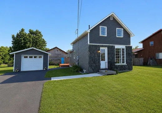 Two or more stories for sale - 536 Rue Main, Shawville, J0X2Y0