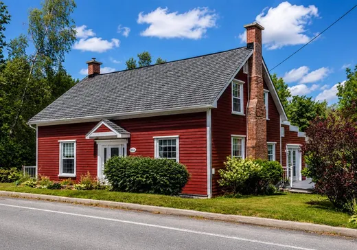 Two or more stories for sale - 1060 Route 243, Richmond, J0B2B8
