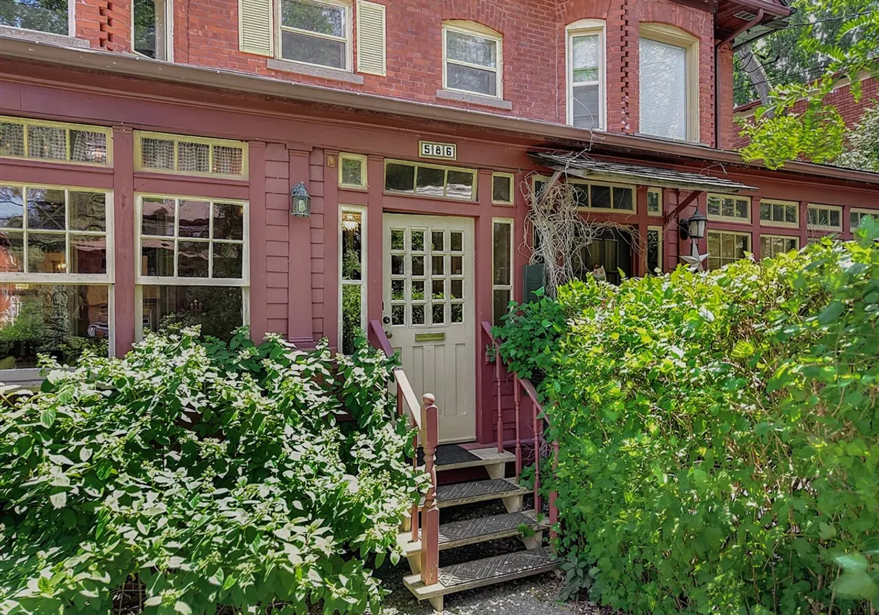586 Rue Victoria — photo 2
