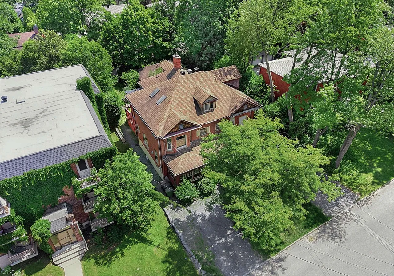 586 Rue Victoria — photo 3
