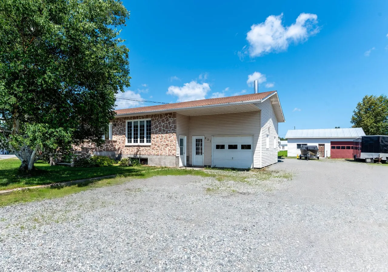 221 Av. Principale O. — photo 2