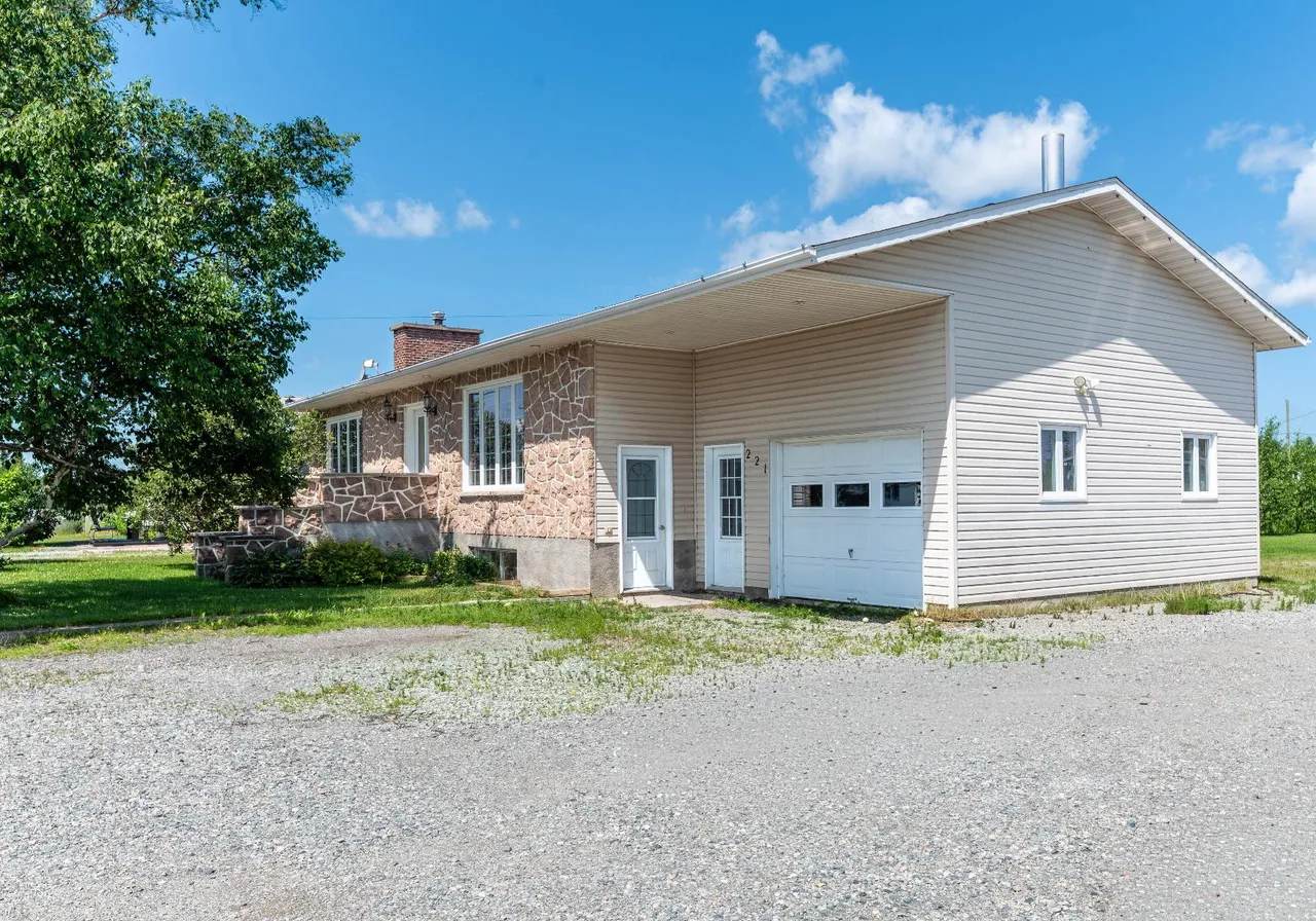 221 Av. Principale O. — photo 3
