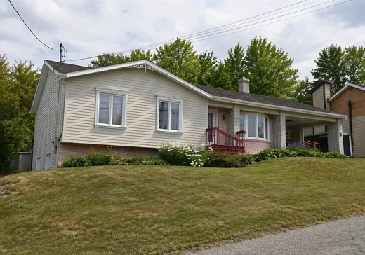 House for sale - 2 Rue Langelier, Sainte-Anne-des-Monts, G4V 2E9