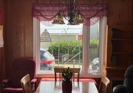 Maison à vendre - 240 Ch. des Cèdres N., Lac-aux-Sables, G0X 1M0