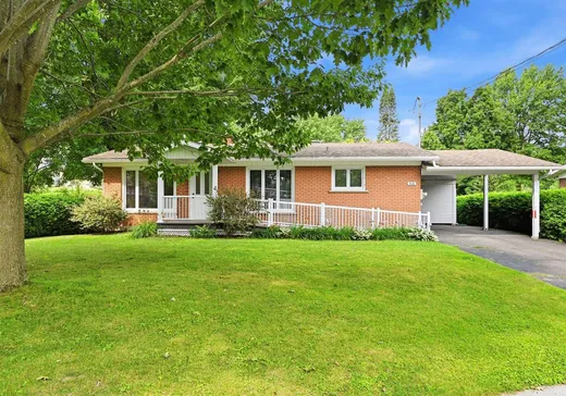 Bungalow à vendre - 906 Rue Desnoyers, Farnham, J2N2E4