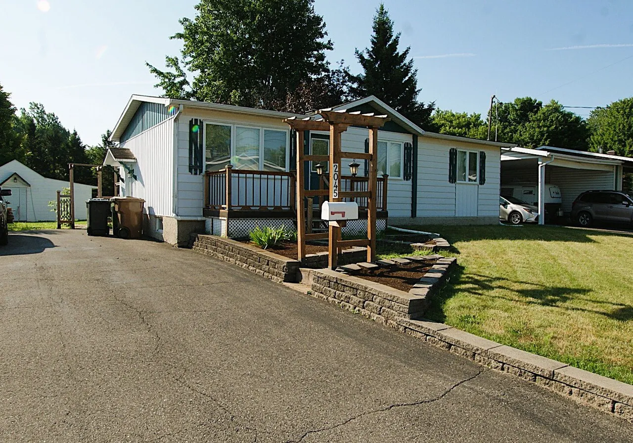 2045 Rue St-Nicolas — photo 1